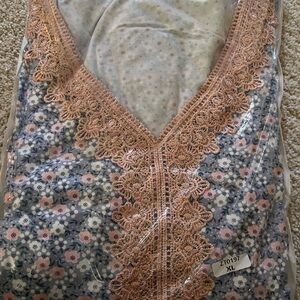 Floral Lace Trim short sleeved nightgown ! 💕
